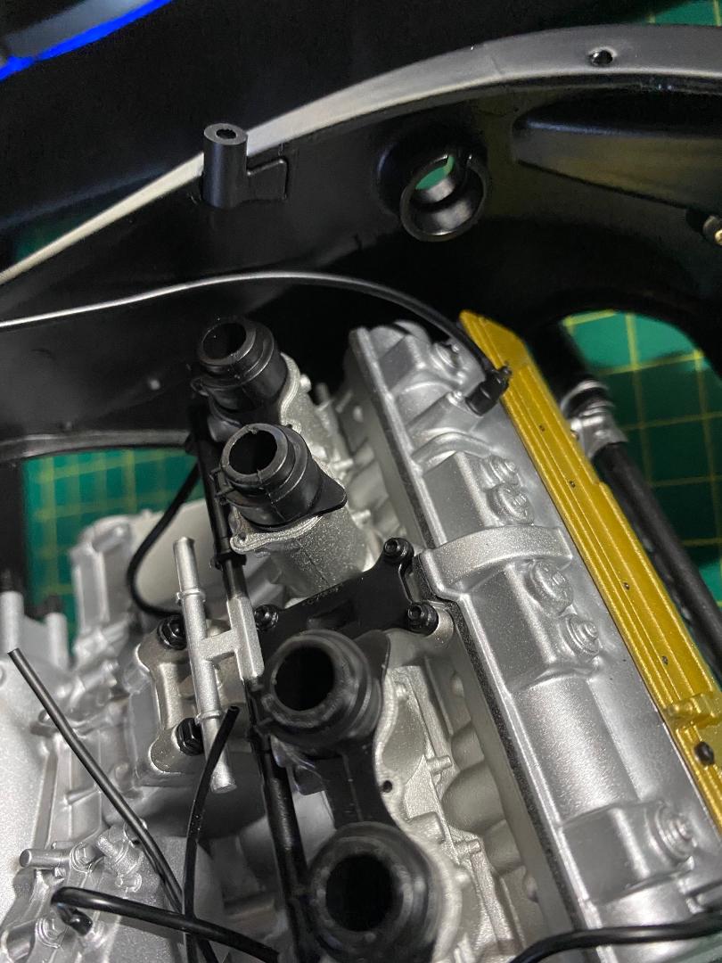 Valentino Rossi's Yamaha YZR M1 in 1:4 von DeAgostini - Seite 2 Motor_30