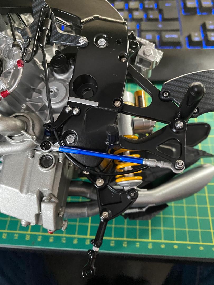 Valentino Rossi's Yamaha YZR M1 in 1:4 von DeAgostini - Seite 3 Schalt20
