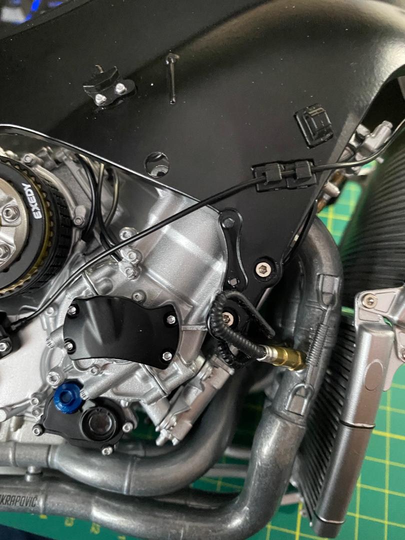 Valentino Rossi's Yamaha YZR M1 in 1:4 von DeAgostini - Seite 3 Sensor11