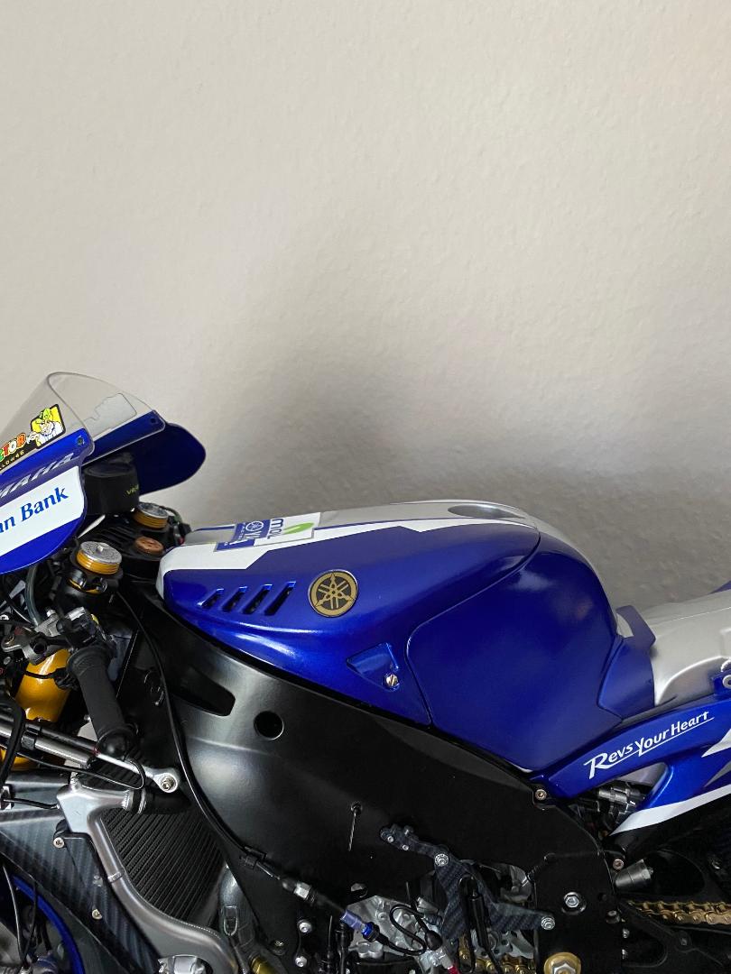 Valentino Rossi's Yamaha YZR M1 in 1:4 von DeAgostini - Seite 5 Tank_k10