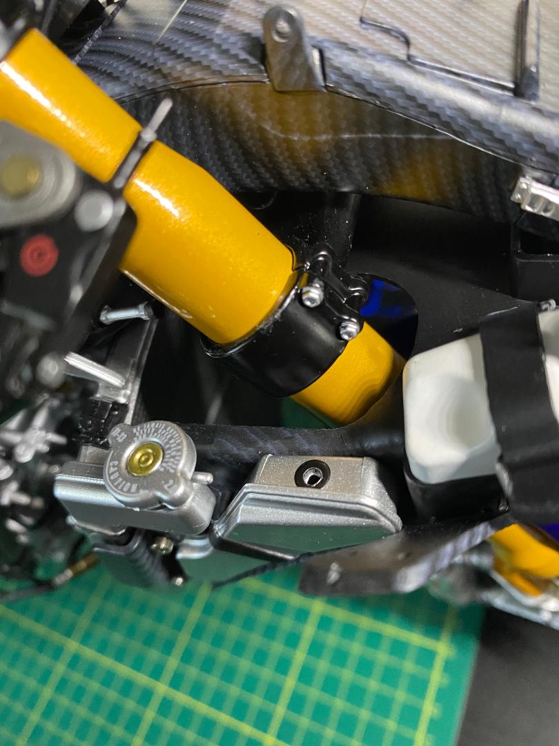 Valentino Rossi's Yamaha YZR M1 in 1:4 von DeAgostini - Seite 4 Tanks_21