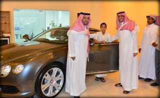 الوليد بن طلال يشتري ‘سيارته’ بمليون ريال من ‘يتيم’ سعودي 0_710110