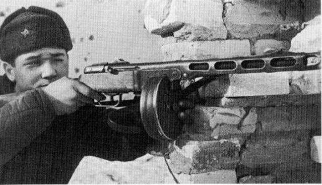 PPSH 41 : la mitrailleuse qui se cachait dans un pistolet mitrailleur ! Image10