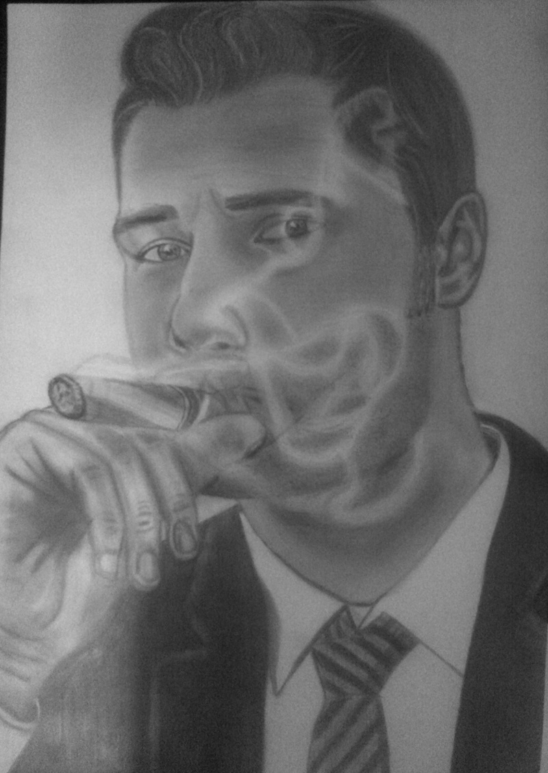jeune homme fumant un cigare Img-2011