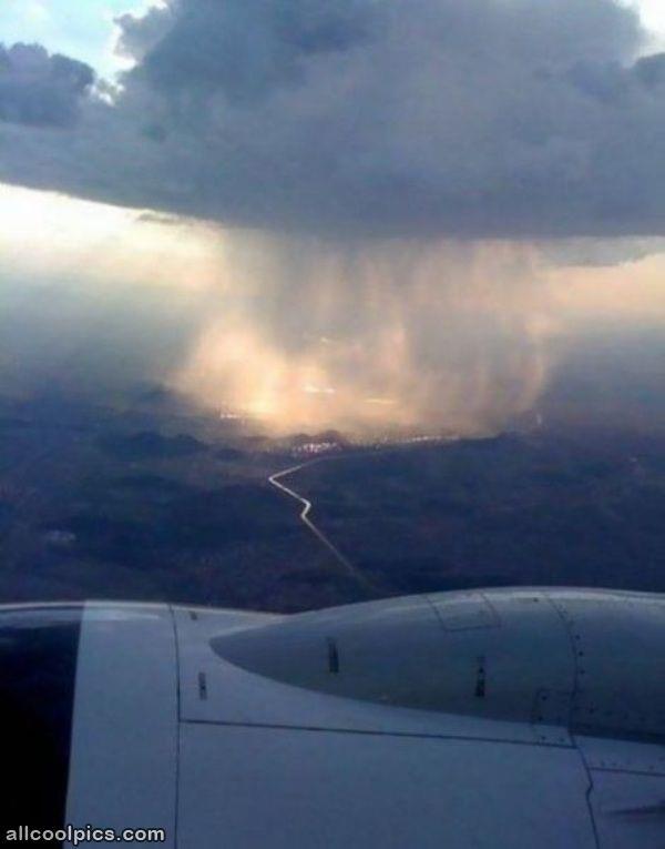 مشهد مذهل لسقوط الأمطار على احدى القرى من الطائرة . 62799_10