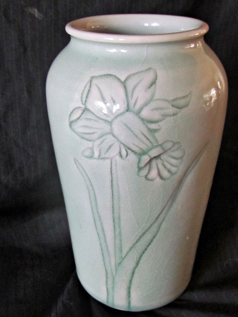 Signed Studio Vase, leaf mark Img_1610