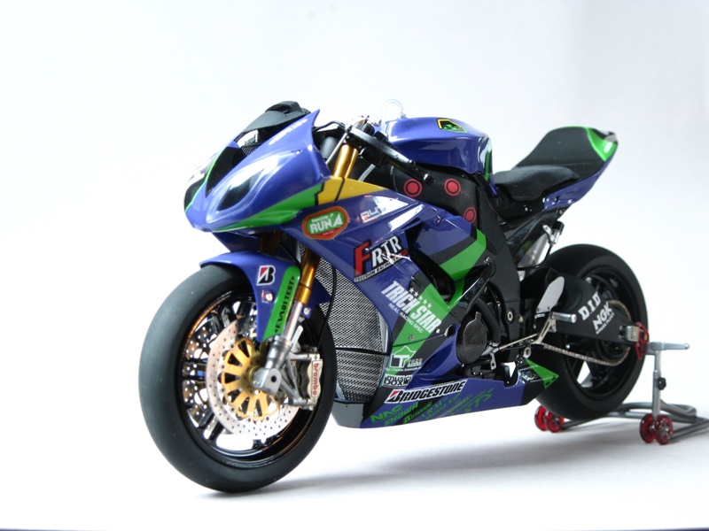 Kawasaki ZX10R  2010 'Trick Star' - Page 10 Img_6022