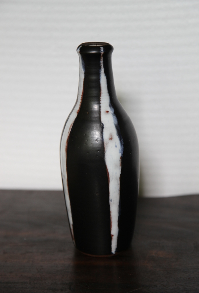 Black Vase/Bottle with white stripes - Töpferei? Img_8910