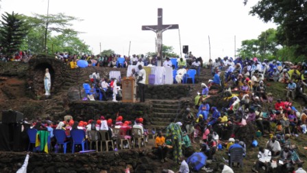 Elévation du Crucifix géant de Jésus Agonisant NIGERIA Barnabas Nwoye P5171810