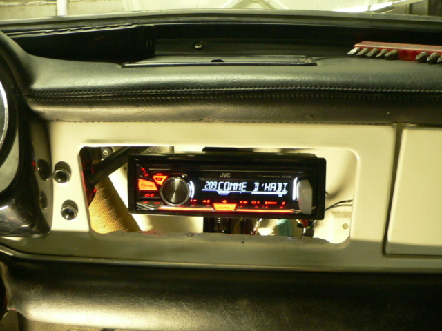 dissimuler un autoradio moderne.... P1170730