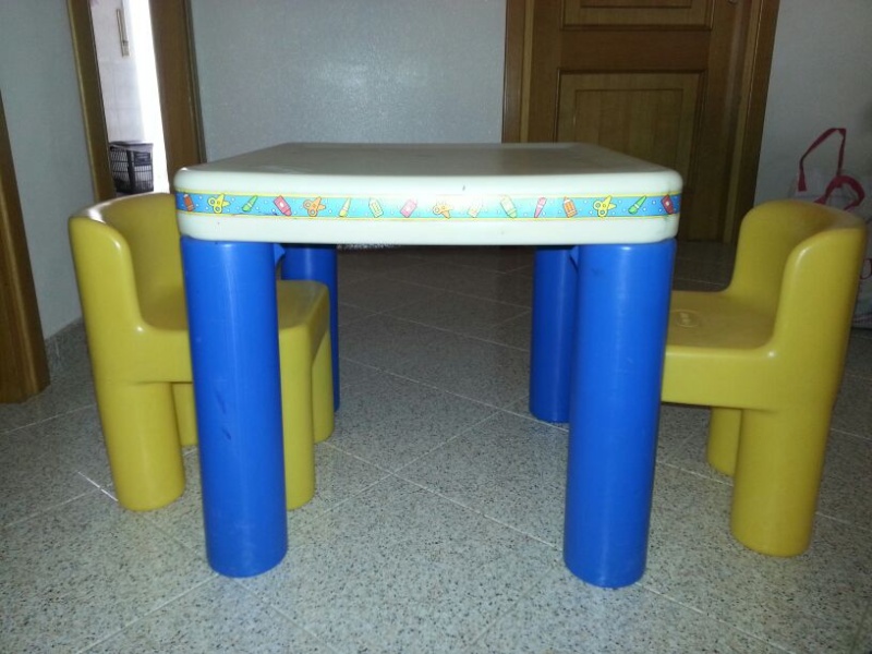 VENDO tavolo bimbi + seggioline , carrozzina CHICCO unisex, macchina da scrivere e cd vari di M.Masini!!! Img-2010
