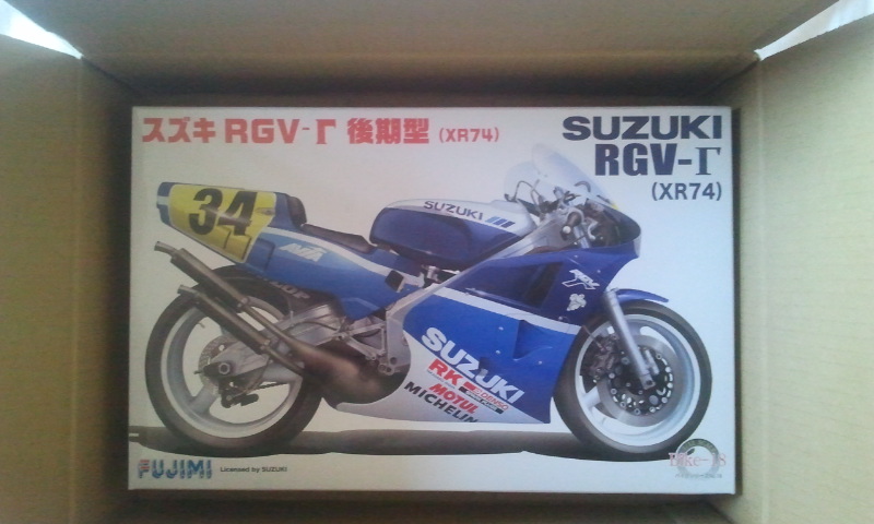 [FUJIMI] Suzuki RGV 500cc XR 74 - 1/12ème - Page 2 2013-067