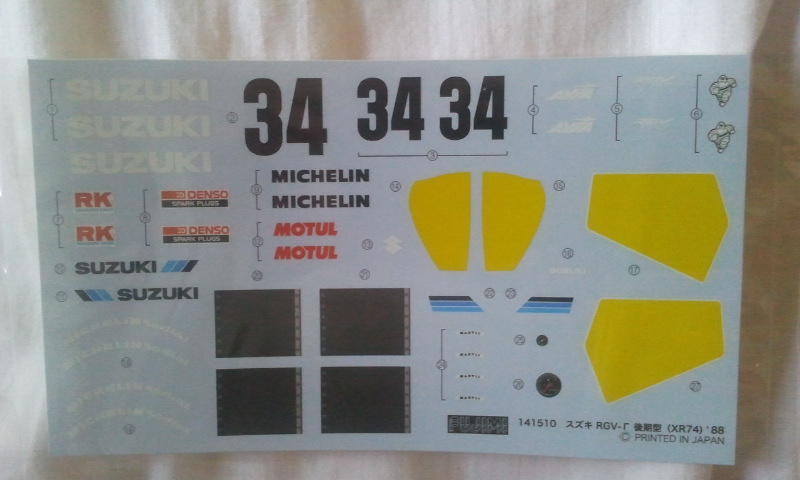 [FUJIMI] Suzuki RGV 500cc XR 74 - 1/12ème - Page 2 2013-076