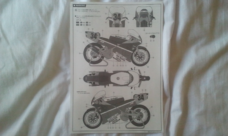 [FUJIMI] Suzuki RGV 500cc XR 74 - 1/12ème - Page 2 2013-079