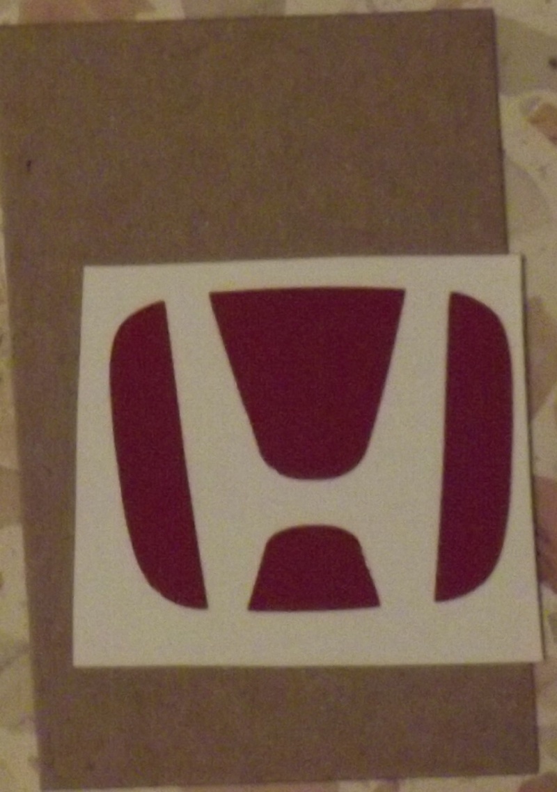 Emblema Honda del volante su fondo rosso Emblem11