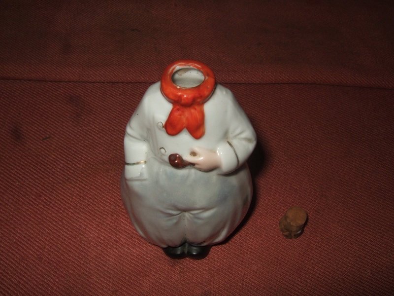 Petite Fiole, bouteille, personnage 1930 en biscuit en forme de personnage hollandais Dscf4727