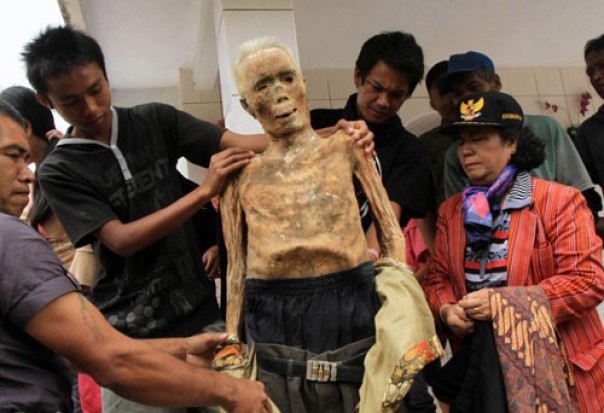 الموتى يتجولون مع الاحياء فى شوارع اندونيسيا  13500210