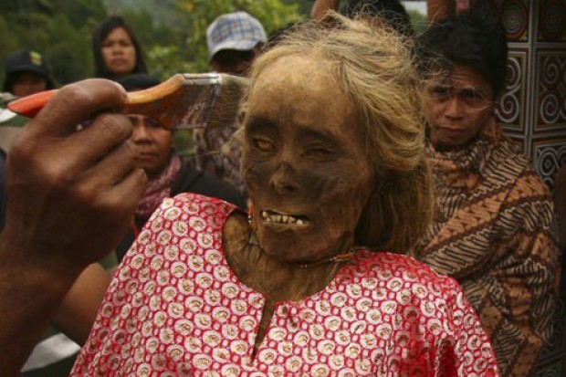الموتى يتجولون مع الاحياء فى شوارع اندونيسيا  13500212