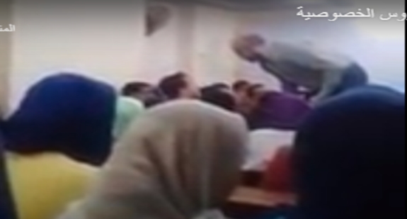 بالفيديو.. مدرس بأحد مراكز الدروس الخصوصية يشتم ويضرب الطلاب بالكرسي 2435