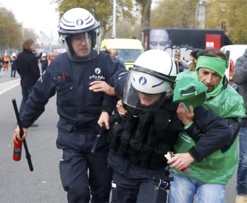 Bruxelles : la manifestation se termine dans la violence (6/11/2014 + photos) B1xfgy10