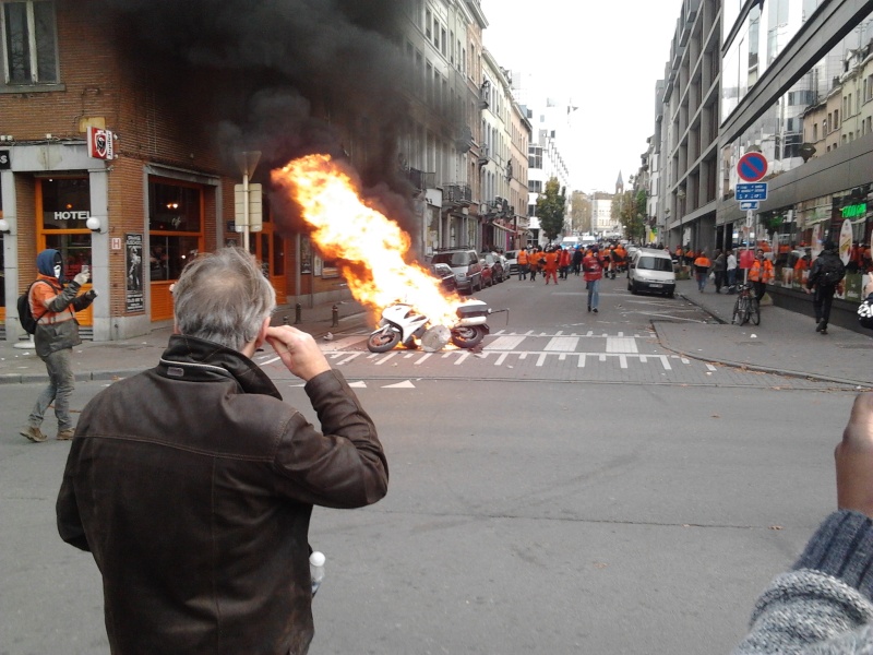 Bruxelles : la manifestation se termine dans la violence (6/11/2014 + photos) Phpyxr10