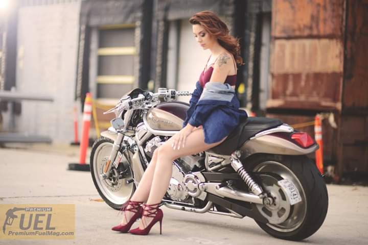 moto - LES PIN UP A MOTO - Page 4 Fb_im136