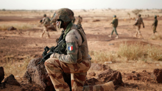 Le Mali a des preuves que les forces françaises entraînent des groupes militants sur son territoire, déclare le Premier ministre du pays. 61607510