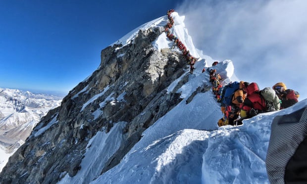 Troje mrtvih zbog čekanja u dugom redu na Mount Everestu 350010