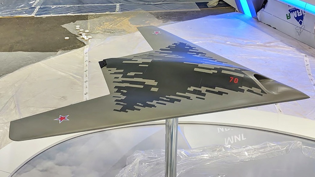 Rusija predstavila teški stealth dron za podršku Su-57 Https-10