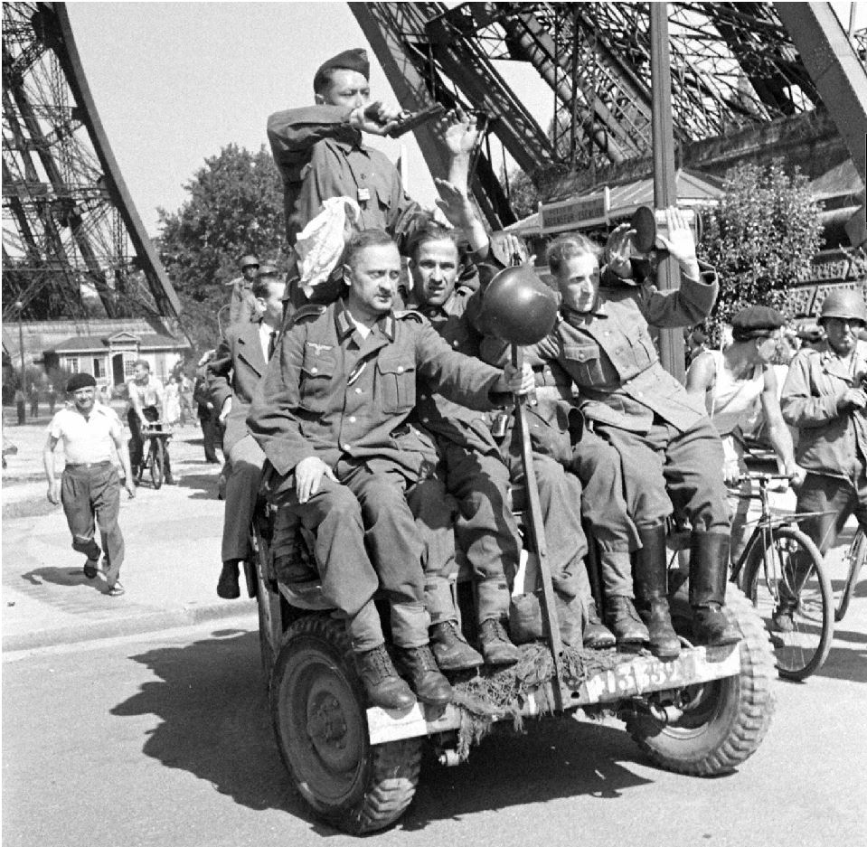 jeep et char 12 cuir sous tour Eiffel 41335211