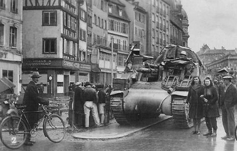 Libération de Strasbourg. Char TD M10 le Strasbourg Rue-de10