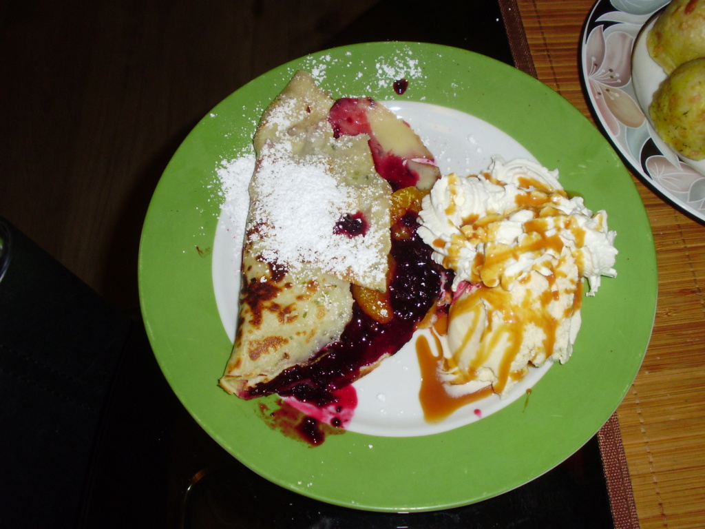 Creps mit selbstgemachter Brombeermarmelade, Vanillieeis mit Sahne und Caramelsoße ( Weihnachtsessen Nachtisch ) Pc240110