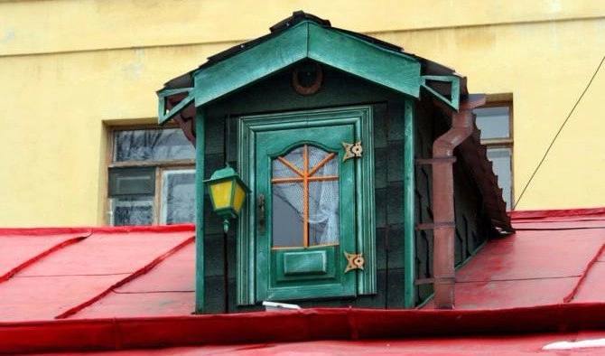 В Петербурге есть дом Карлсона. Находится он в одном из дворов на набережной Фонтанки.  Phot4236