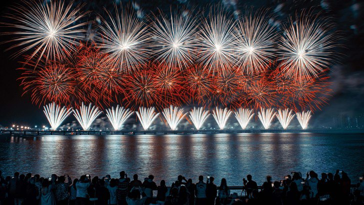 Красочный салют гремит над городом Далянь в честь празднования 1 мая. Phot5414