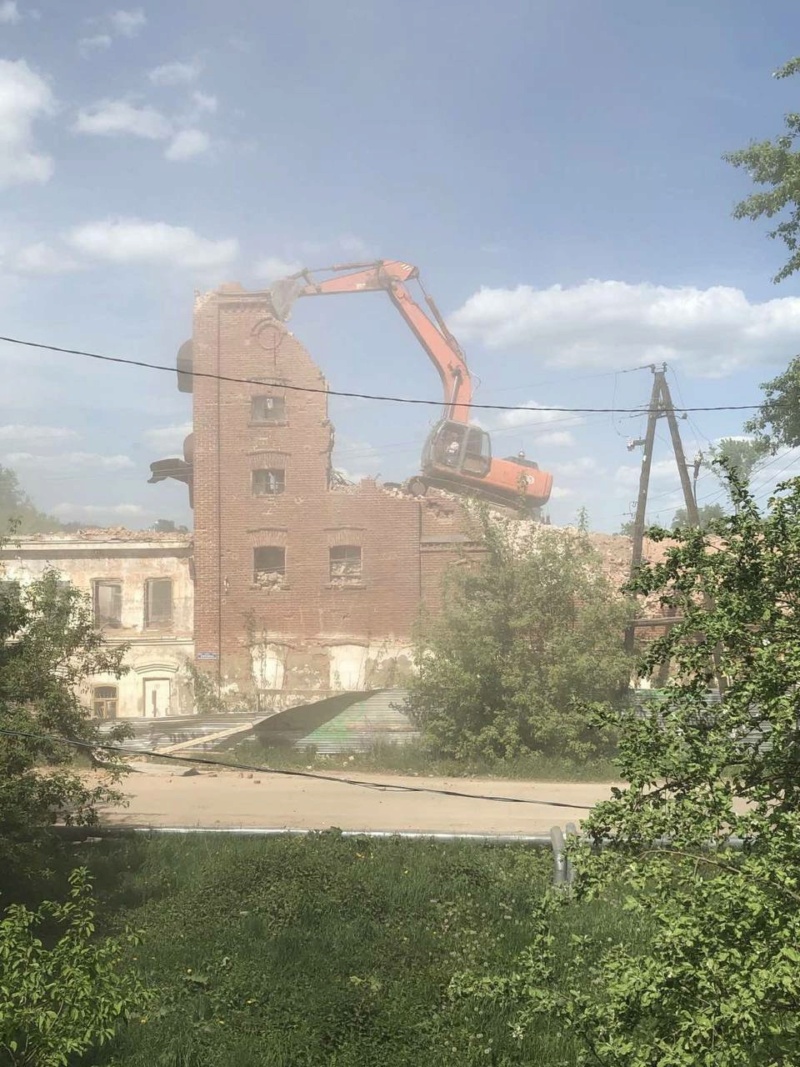 В Арзамасе упал экскаватор, разбиравший стены зданий на территории бывшего Пивзавода Phot5724