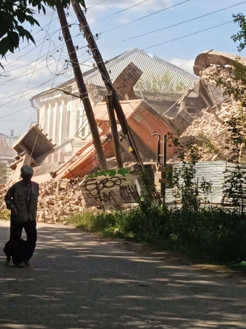В Арзамасе упал экскаватор, разбиравший стены зданий на территории бывшего Пивзавода Phot5725