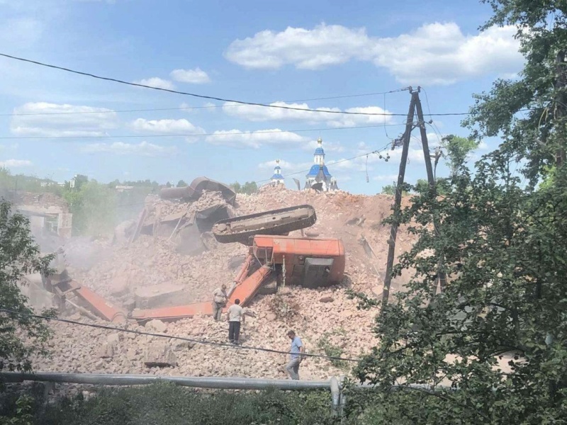 В Арзамасе упал экскаватор, разбиравший стены зданий на территории бывшего Пивзавода Phot5726