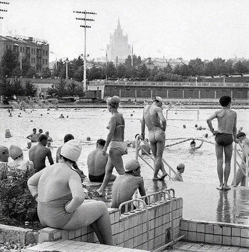 Москвичи и гости столицы отдыхают в открытом плавательном бассейне «Москва» | 1994 год Phot6066