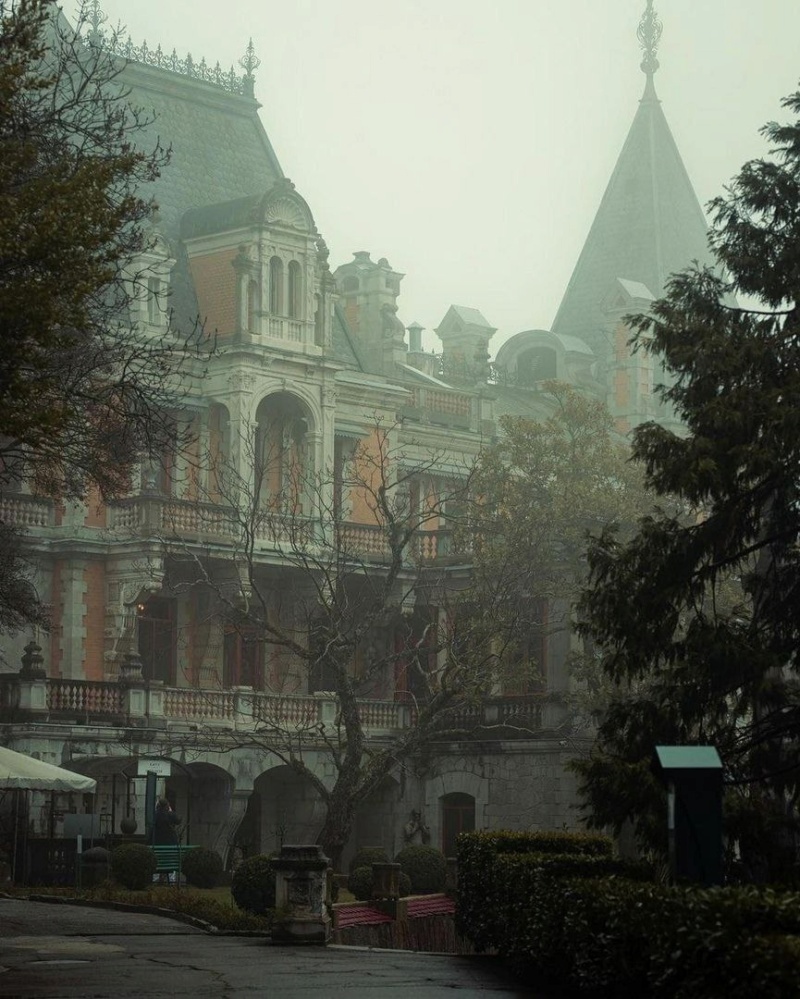 Туманное утро в Мaссaндpовском дворце в Kpыму Phot6188