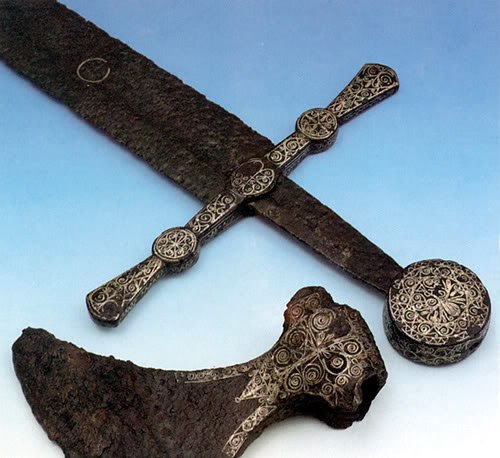 Топор, меч и наконечник копья из Финляндии времен крестовых походов с серебряной инкрустацией Phot6499
