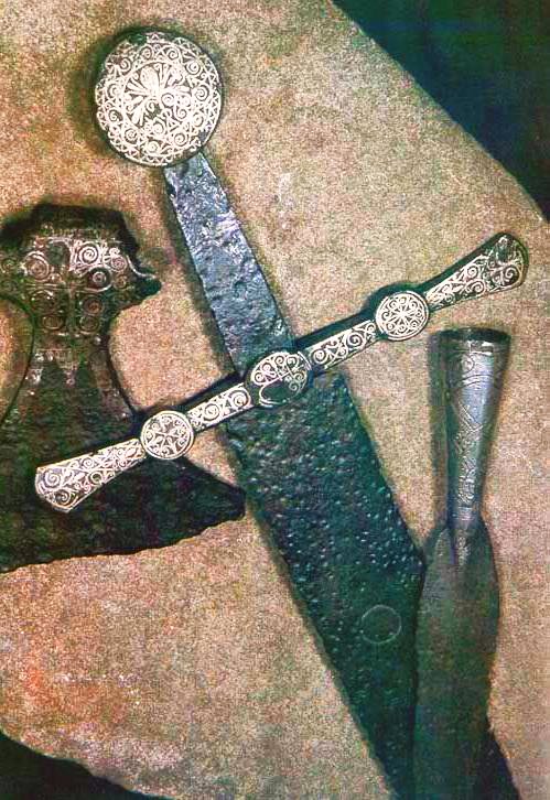 Топор, меч и наконечник копья из Финляндии времен крестовых походов с серебряной инкрустацией Phot6500
