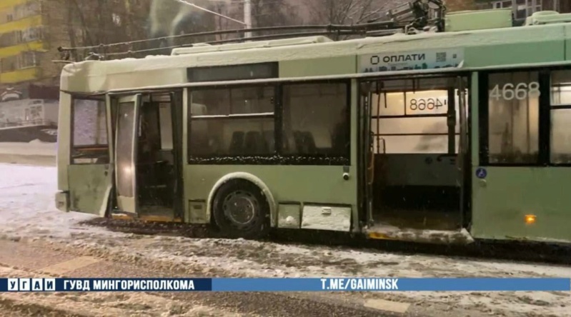 Троллейбус с пассажирами врезался в столб в Минске Phot8165