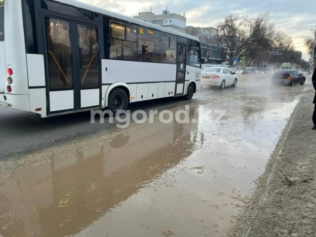 Две улицы подтопило в Уральске из-за аварии на трубопроводе Phot8212
