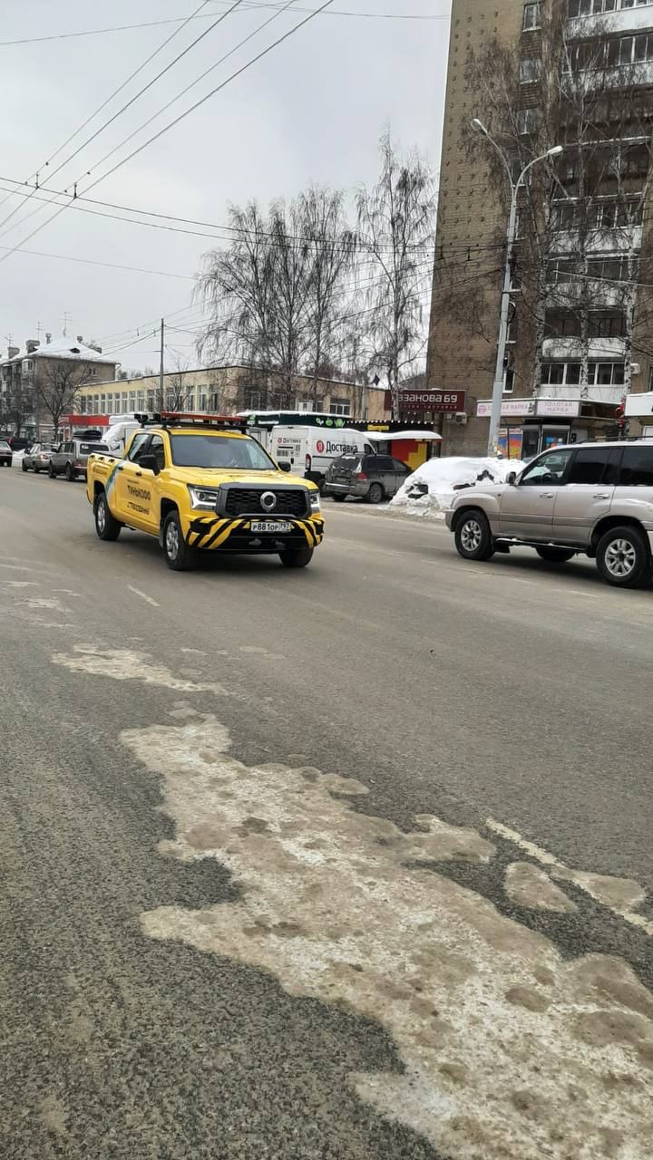 В Екатеринбурге появились желтые машины “Помощи на дорогах”, которые помогают автовладельцам, столкнувшимся с неприятностями на дороге Phot8297