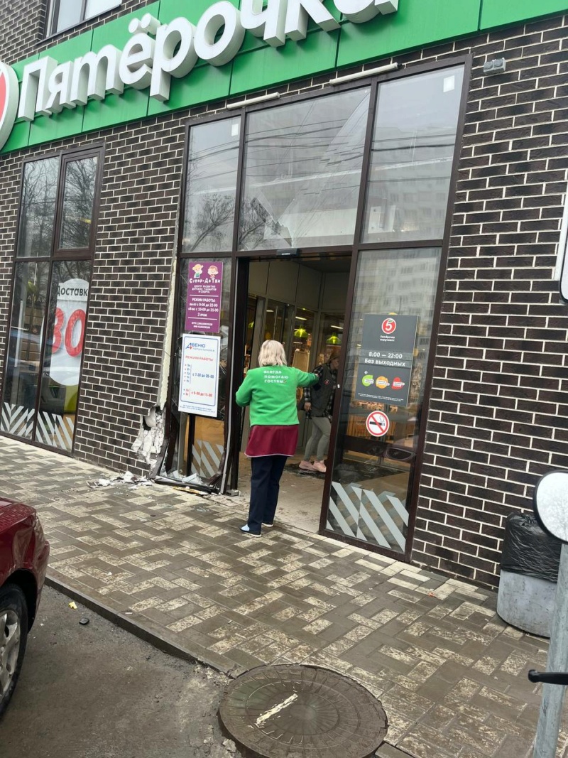 В Ростове автомобилистка протаранила двери супермаркета "Пятёрочка". Phot8299