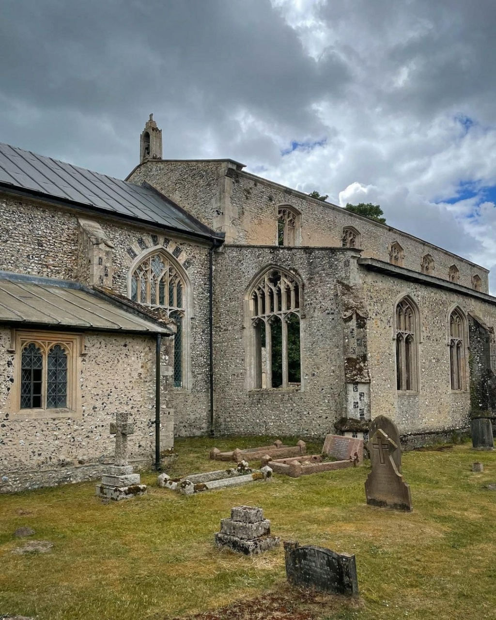 Старинная частично разрушенная церковь в Оксборо (Oxborough) Photo353