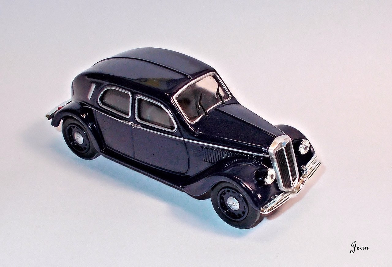 Lancia Aprilia 1939 Carabinieri by Edicola (Dk Blue - échelle 1:43) Dscn0242