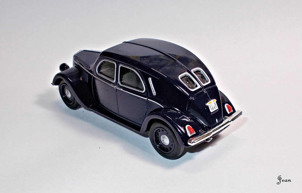 Lancia Aprilia 1939 Carabinieri by Edicola (Dk Blue - échelle 1:43) Dscn0249