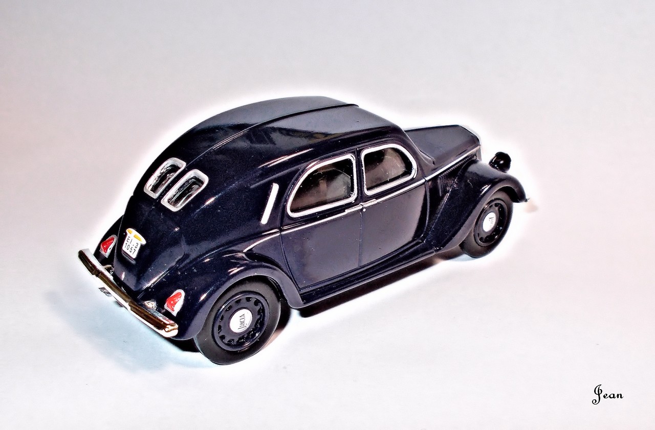 Lancia Aprilia 1939 Carabinieri by Edicola (Dk Blue - échelle 1:43) Dscn0254