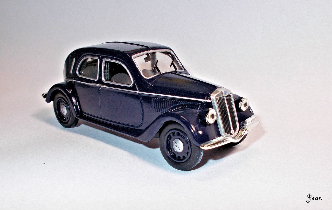 Lancia Aprilia 1939 Carabinieri by Edicola (Dk Blue - échelle 1:43) Dscn0257